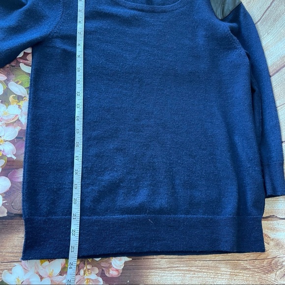 Tahari Navy with Leather shoulder patches 100% Merino wool sweater crew neck M - Picture 11 of 11